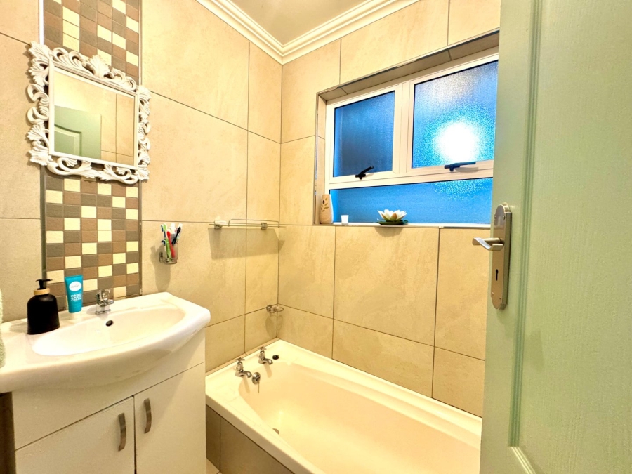 To Let 3 Bedroom Property for Rent in Wavecrest Western Cape